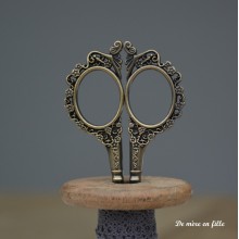 Embroidery scissors 69