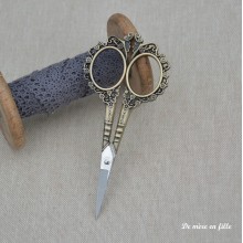 Embroidery scissors 69