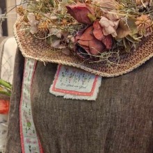Embroidered label Flowery happiness 35401 - Acufactum