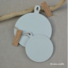 Hanging wooden ball — La maison de Clémence