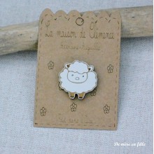 Front-facing sheep embroiderer's magnet — La maison de Clémence