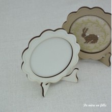 Round frame with stand ecru colour — La maison de Clémence