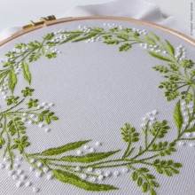 Green and white wreath - Tamar Nahir-Yanai