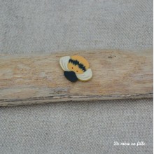Small country bee 1173S - Just Another Button